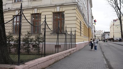 В одному з ліцеїв у Чернівцях реставрують огорожу, якій майже 120 років
