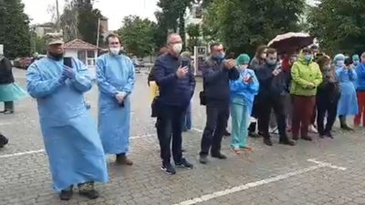 У Франківську Олег Скрипка і Василь Попадюк під дощем дали концерт для лікарів