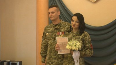 У медовий місяць на передову: у Хмельницькому одружилась пара військових