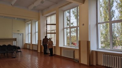 Замінюють вікно в одному із навчальних закладів громади, 30 жовтня 2023, Славутська громада Замінюють вікно в одному із навчальних закладів громади, 30 жовтня 2023, Славутська громада