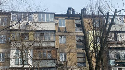 "Беремо плівку, фанерою забили вікна". Як жителі Дніпра долають наслідки обстрілів "Беремо плівку, фанерою забили вікна". Як жителі Дніпра долають наслідки обстрілів