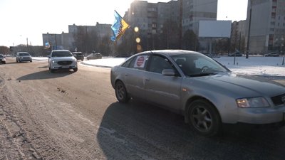 У Чернігові підприємці влаштували автопробіг проти локдауну та введення касових апаратів.