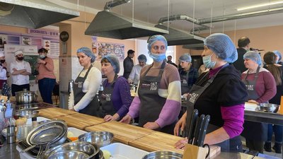 На Херсонщині шкільних кухарів вчили готувати за рецептами Клопотенка На Херсонщині шкільних кухарів вчили готувати за рецептами Клопотенка