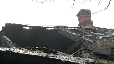 Погорільці п'ятиквартирного будинку у Житомирі самотужки ліквідовують наслідки пожежі