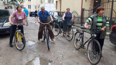 У Теребовлянській громаді соцпрацівники їздять до пенсіонерів на велосипедах