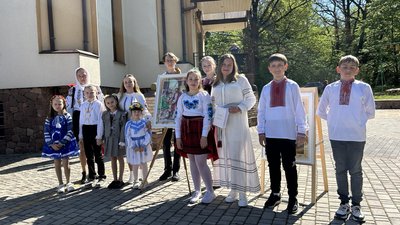 Вишивали три роки: у храмі на Рівненщині презентували волонтерську роботу прихожанок Вишивали три роки: у храмі на Рівненщині презентували волонтерську роботу прихожанок