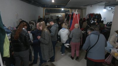 За місяць роботи завезли 60 тонн одягу. Репортаж із соціальної крамниці в Івано-Франківську За місяць роботи завезли 60 тонн одягу. Репортаж із соціальної крамниці в Івано-Франківську