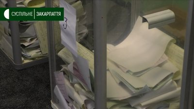 Як голосували на дільниці в Ужгороді, де недорахувалися пів тисячі бюлетенів