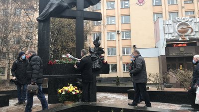 Покладання квітів до пам'ятного знаку ліквідаторам аварії на Чорнобильській АЕС Покладання квітів до пам'ятного знаку ліквідаторам аварії на Чорнобильській АЕС