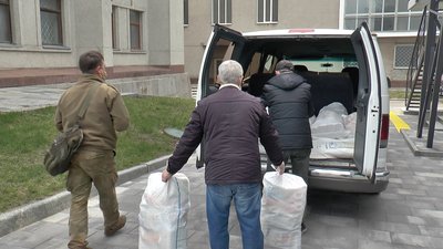 Так волонтери вантажать в авто допомогу бійцям