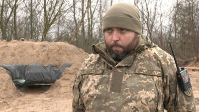 В районі на Волині учасники добровольчого формування будують оборонні споруди В районі на Волині учасники добровольчого формування будують оборонні споруди