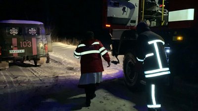 У Кіровоградській області рятувальники доставили жінку до машини швидкої