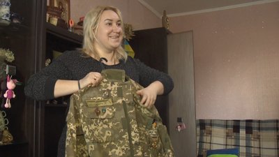 Ірина ховає у шафі військову форму чоловіка, але, каже, Дмитро рідко її одягає - намагається не згадувати про війну та сепаратистський полон. Фото: Суспільне. Поділля.