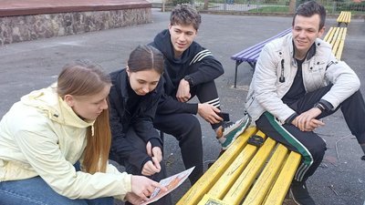 Учасники теренової гри "Гурби-Антонівці" вивчають карту лісу