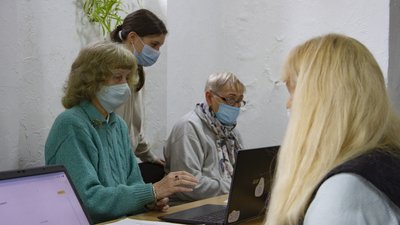 Вчаться дзвонити рідним у соцмережах. У Чернівцях пенсіонерів вчать користуватися телефоном Вчаться дзвонити рідним у соцмережах. У Чернівцях пенсіонерів вчать користуватися телефоном
