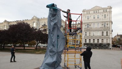 У центрі Києва відкрили скульптурну інсталяцію "Непередбачувані обставини" У центрі Києва відкрили скульптурну інсталяцію "Непередбачувані обставини"