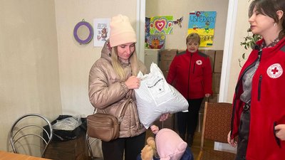 У Кривому Розі Червоний Хрест безоплатно видає переселенцям корм для тварин: як отримати