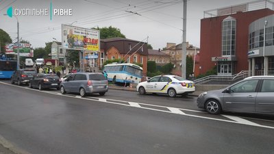 У Рівному тролейбус з'їхав з дороги. Суспільному відомі перші подробиці У Рівному тролейбус з'їхав з дороги. Суспільному відомі перші подробиці