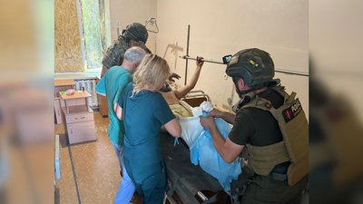 Медики та поліцейські біля пораненого у Костянтинівці