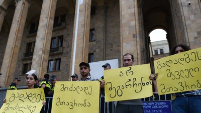 У Грузії влаштували протест через смерть оператора, якого побили противники ЛГБТ