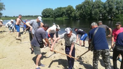 Розрівнювали пісок та чистили річку: у Прилуках люди провели толоку в зоні відпочинку біля Удаю