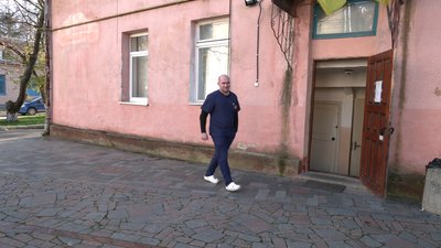 "Все, що у мене є, дала мені моя держава": лікар з Куп'янська рятує складних пацієнтів з COVID у Рівному "Все, що у мене є, дала мені моя держава": лікар з Куп'янська рятує складних пацієнтів з COVID у Рівному