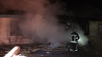 На Житомирщині на пожежі 52-річний господар втратив будинок та отримав опіки обличчя