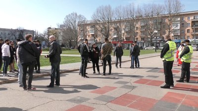 У Херсоні на площі Свободи пройшла акція "Ні! Подачі води в окупований Росією Крим!" У Херсоні на площі Свободи пройшла акція "Ні! Подачі води в окупований Росією Крим!"