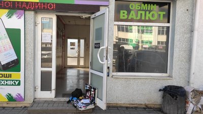 Двоє чоловіків у масках обікрали обмінник валют у Луцьку