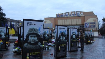 27 портретів загиблих військових встановили в центрі Рівного