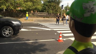 На узбіччях у Харкові встановлюють перші 50 ростових муляжів школярів
