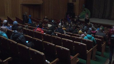 Театрали працюють на партер, там розраховано 500 місць. Сподіваються на таау кількість глядачів. Фото: Суспільне Поділля. Театрали працюють на партер, там розраховано 500 місць. Сподіваються на таау кількість глядачів. Фото: Суспільне Поділля.