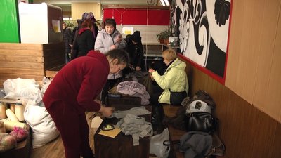 У Житомирі плетуть маскувальні сітки для потреб фронту У Житомирі плетуть маскувальні сітки для потреб фронту