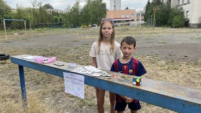 В Ужгороді дівчинка і хлопчик продають свої іграшки та саморобні браслети, щоб зібрати гроші для ЗСУ В Ужгороді дівчинка і хлопчик продають свої іграшки та саморобні браслети, щоб зібрати гроші для ЗСУ