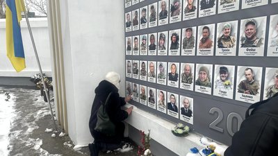 Рідні загиблих прикрасили алею пам'яті у Черкасах іменними прикрасами на честь близьких Рідні загиблих прикрасили алею пам'яті у Черкасах іменними прикрасами на честь близьких
