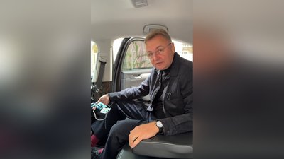 Андрій Садовий тримає пристрій, який виявили у службовому авто
