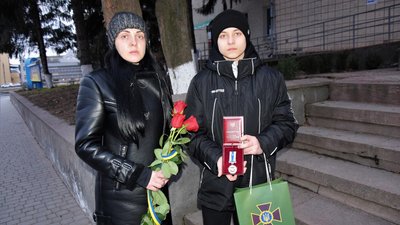 На Вінниччині родині загиблого прикордонника вручили нагороду На Вінниччині родині загиблого прикордонника вручили нагороду