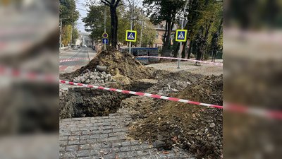 просіла бруківка на вулиці богуна