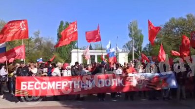 Під червоними прапорами в оточені військових РФ: на Херсонщині колаборанти влаштували святкування 9 травня Під червоними прапорами в оточені військових РФ: на Херсонщині колаборанти влаштували святкування 9 травня