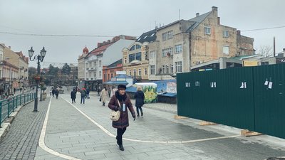 Громадську вбиральню почали демонтовувати на площі Петефі в Ужгороді. Там хочуть збудувати кафе Громадську вбиральню почали демонтовувати на площі Петефі в Ужгороді. Там хочуть збудувати кафе