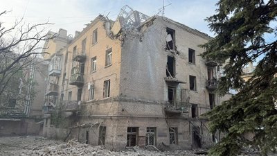 Пошкоджений обстрілом 24 травня 2026 року багатоквартирний будинок у Дружківці