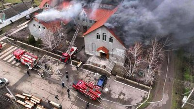 Площа пожежі 400 квадратних метрів. На Миколаївщині горить молитовний будинок Площа пожежі 400 квадратних метрів. На Миколаївщині горить молитовний будинок