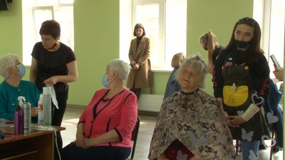 Сиві та красиві: у Черкасах пенсіонерам робили зачіски та макіяж Сиві та красиві: у Черкасах пенсіонерам робили зачіски та макіяж