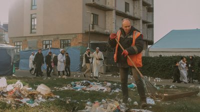 Хасиди моляться, а комунальники прибирають: триває третій день святкувань Рош га-Шана Хасиди моляться, а комунальники прибирають: триває третій день святкувань Рош га-Шана