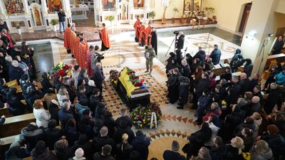 У Мукачеві попрощалися із захисником Маріуполя Андрієм Соскідою У Мукачеві попрощалися із захисником Маріуполя Андрієм Соскідою