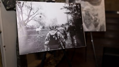 Фото з війни. У Дніпрі відкрилася виставка світлин "Бунтівні серця" Фото з війни. У Дніпрі відкрилася виставка світлин "Бунтівні серця"