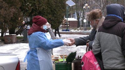 У центрі Рівного годують людей в скруті