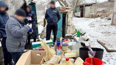 На Черкащині затримали вісьмох людей, які виготовляли та продавали наркотики На Черкащині затримали вісьмох людей, які виготовляли та продавали наркотики