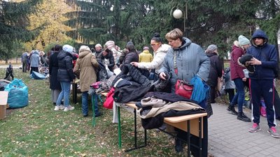 "Важливо те, що ти комусь потрібен": у Полтаві переселенцям роздають теплий одяг