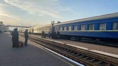 Потяг зі Львова спізнився до Херсона на 5 годин Потяг зі Львова спізнився до Херсона на 5 годин